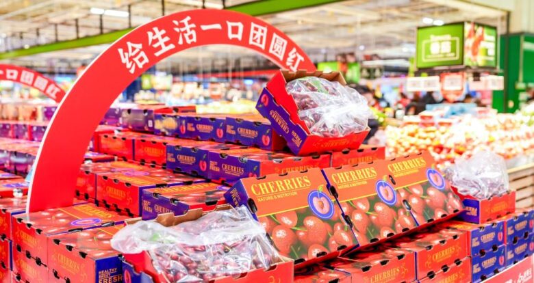 Cerezas Rainier chilenas en mercado mayorista de China con altos precios de venta.