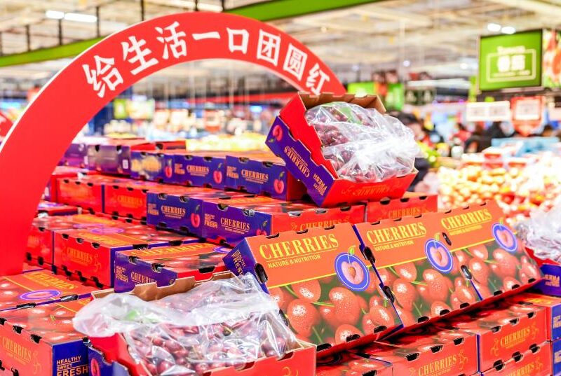 Cerezas Rainier chilenas en mercado mayorista de China con altos precios de venta.