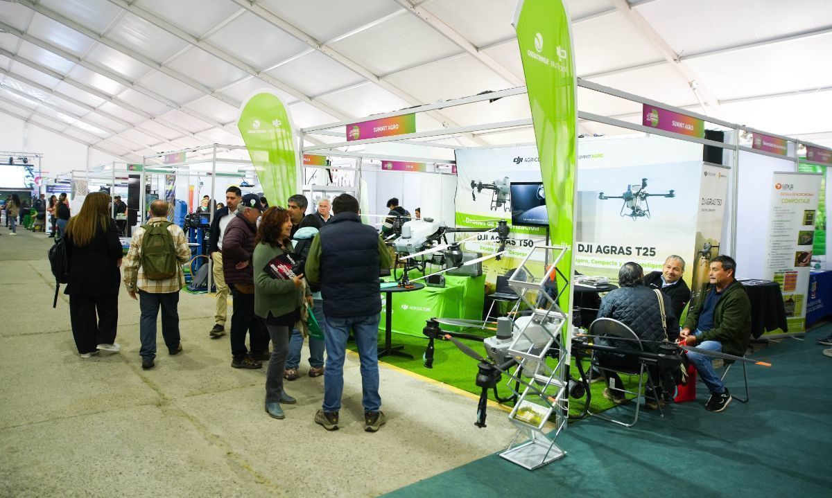 Evento agrícola en Chile con productores, asesores y empresas del sector agroalimentario realizando networking.