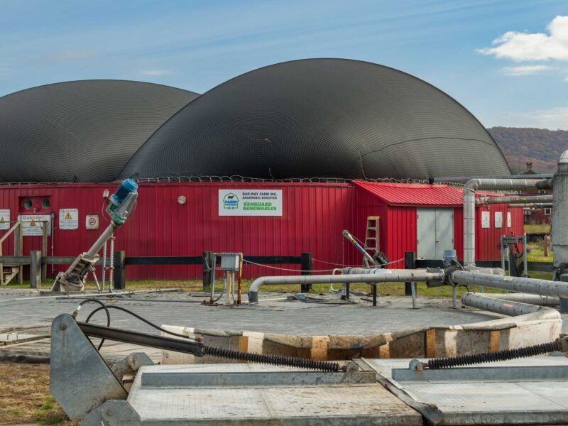 Digestor anaeróbico agrícola para producir biogás a partir de residuos ganaderos.