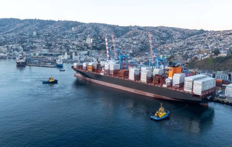 Exportación de frutas chilenas en contenedores refrigerados en puerto marítimo