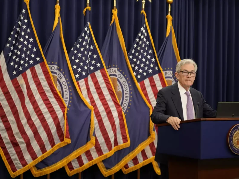 La economía mundial enfrenta inflación persistente y bajo crecimiento, generando incertidumbre y presión sobre los mercados globales en 2026.