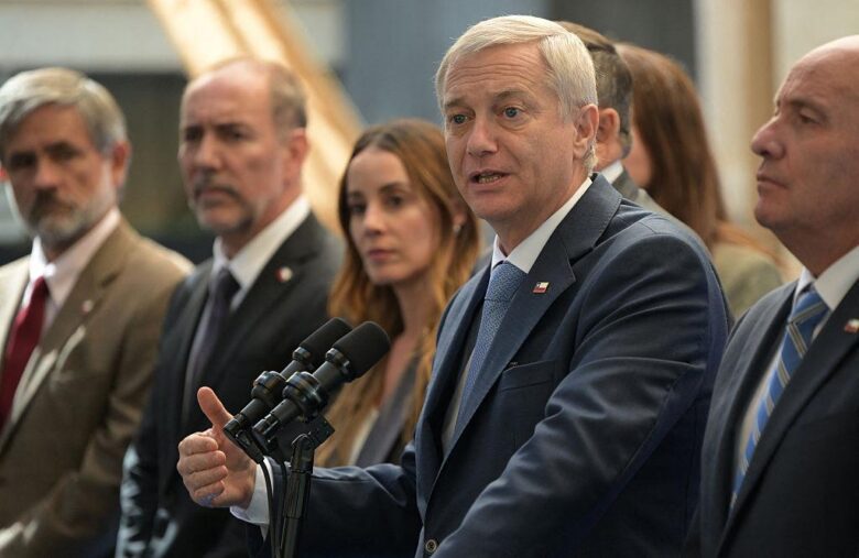 Presidente José Antonio Kast junto a su ministro de Relaciones Exteriores analizando comercio internacional de nueces y mercado de India