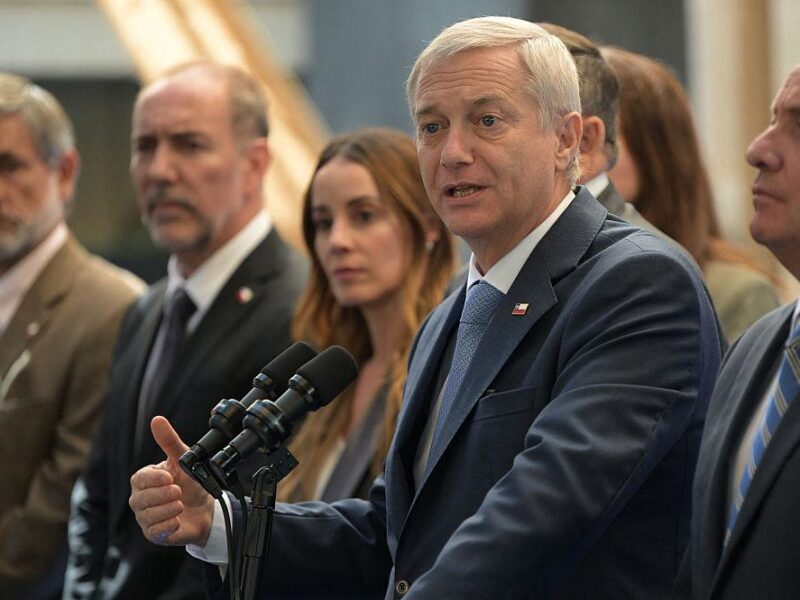 Presidente José Antonio Kast junto a su ministro de Relaciones Exteriores analizando comercio internacional de nueces y mercado de India