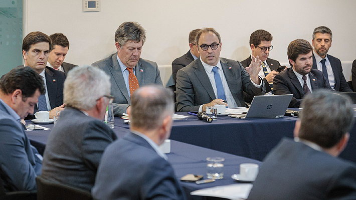 El alza de combustibles en Chile presiona al retail y sector forestal, anticipando un impacto en precios, inflación y consumo.