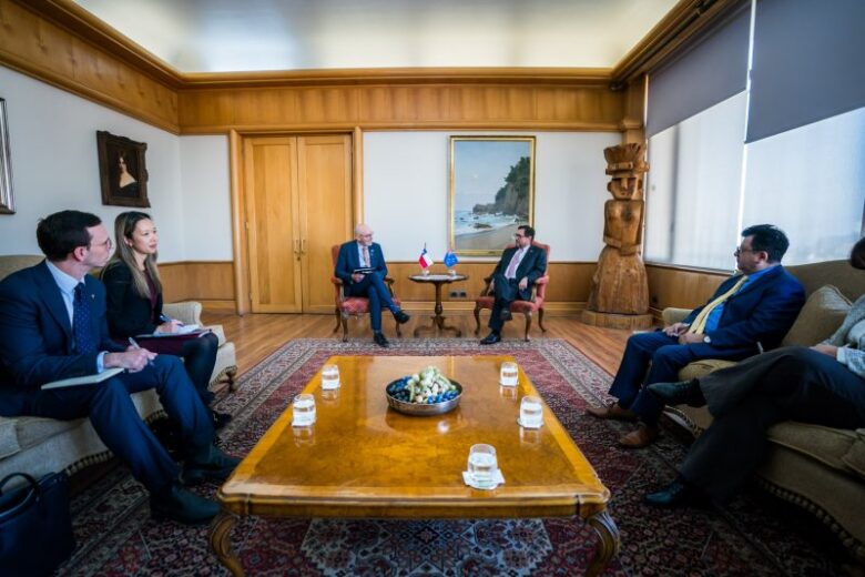 El canciller Pérez Mackenna se reunió con embajadores de Australia y Uruguay para potenciar inversión, tecnología e innovación en Chile.