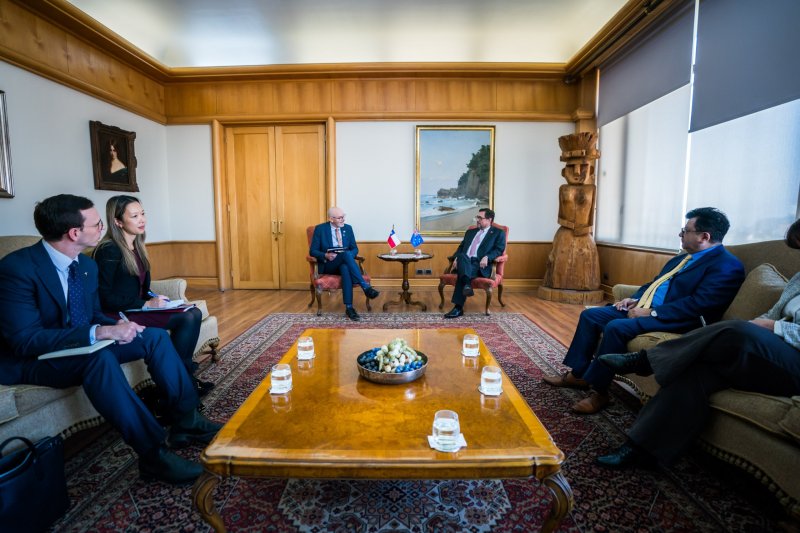 El canciller Pérez Mackenna se reunió con embajadores de Australia y Uruguay para potenciar inversión, tecnología e innovación en Chile.