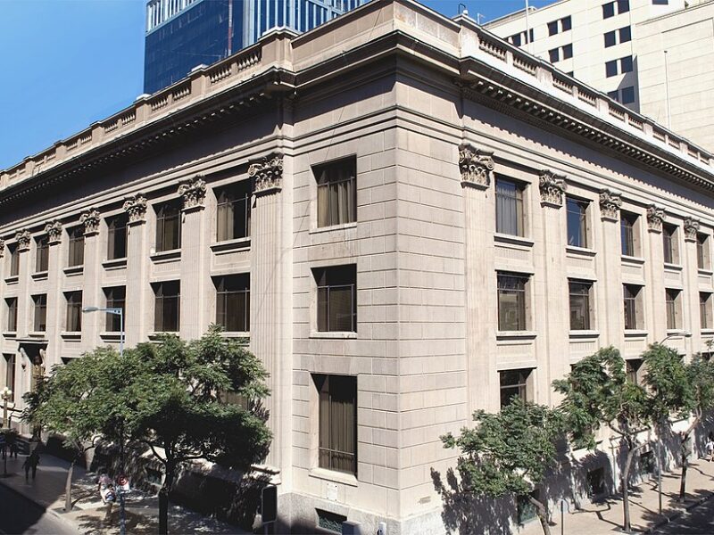 El dólar en Chile cae bajo los $890 impulsado por el alza del cobre y señales de negociación entre EE.UU. e Irán.