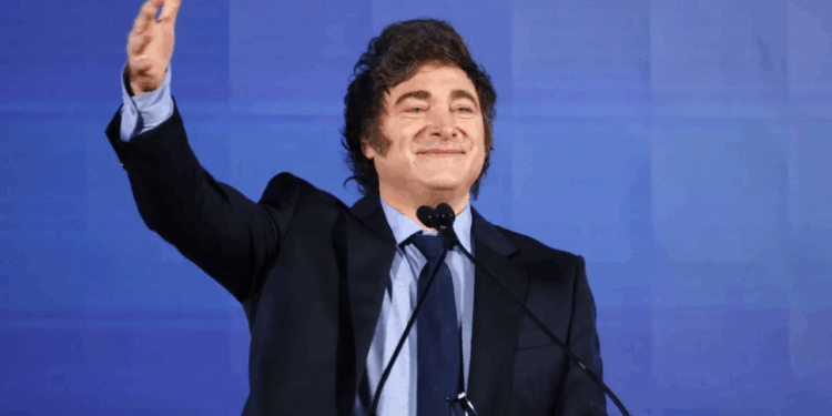 El gobierno de Javier Milei enfrenta una decisión crítica: priorizar la baja de la inflación o reactivar la economía argentina