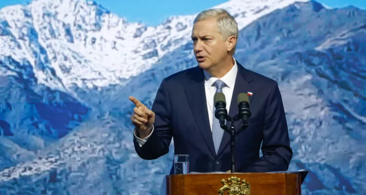 El gobierno presentó su estrategia para reducir el déficit fiscal en Chile, combinando recorte de gasto, eficiencia y medidas para impulsar el crecimiento económico.