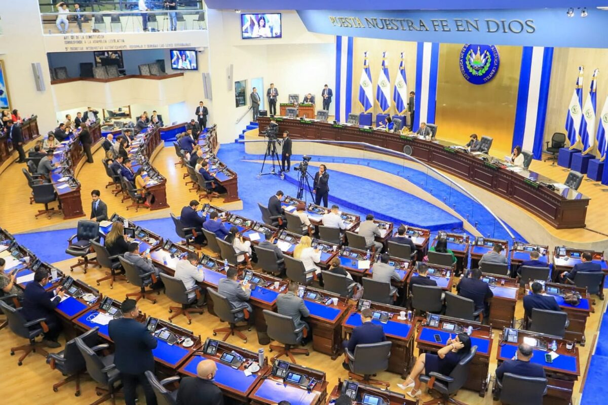 El modelo Bukele reduce homicidios en El Salvador, pero genera debate por derechos humanos, democracia y su posible aplicación en América Latina.