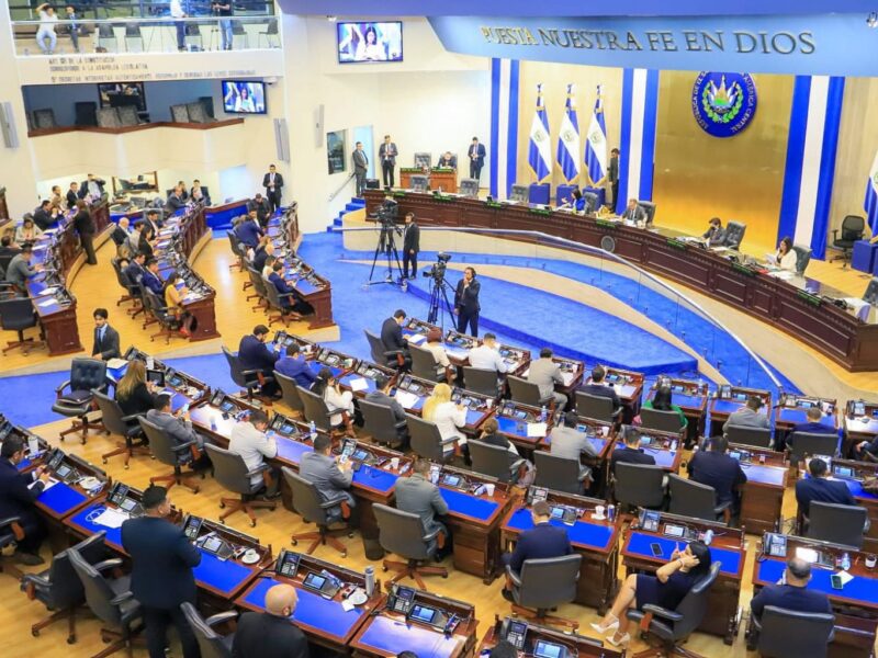 El modelo Bukele reduce homicidios en El Salvador, pero genera debate por derechos humanos, democracia y su posible aplicación en América Latina.