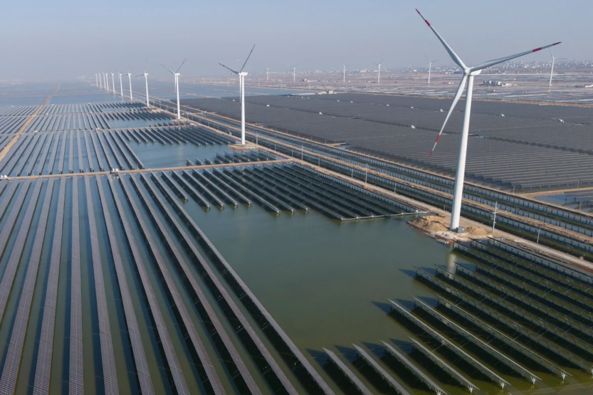 El optimismo de los mercados contrasta con riesgos energéticos y tecnológicos globales que podrían impactar la economía y el agro.