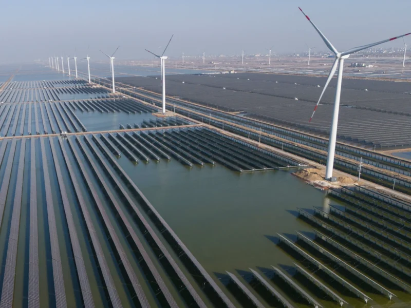 El optimismo de los mercados contrasta con riesgos energéticos y tecnológicos globales que podrían impactar la economía y el agro.