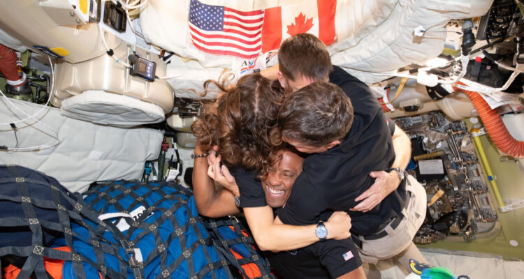 La misión Artemis II enfrenta su fase más crítica: la reentrada a 3.000 °C y el amerizaje tras su histórico viaje alrededor de la Luna.