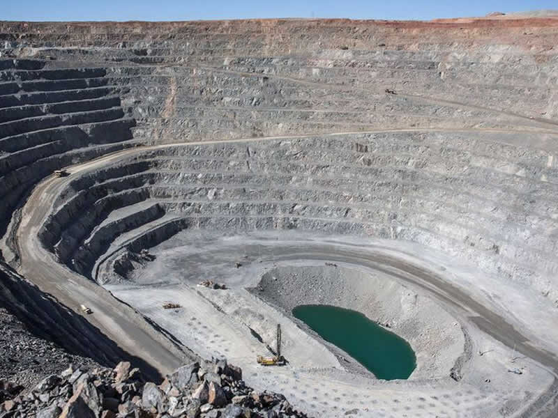 La suspensión de exportaciones de ácido sulfúrico desde China amenaza la producción de cobre chileno y eleva los costos de la industria.