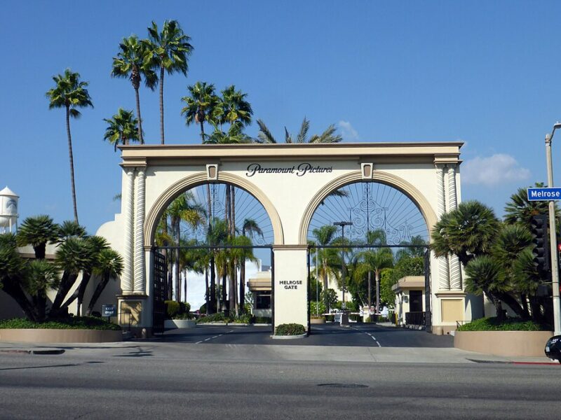 Una inversión de US$24 mil millones desde Medio Oriente impulsa la fusión entre Paramount y Warner, redefiniendo la industria del entretenimiento global.