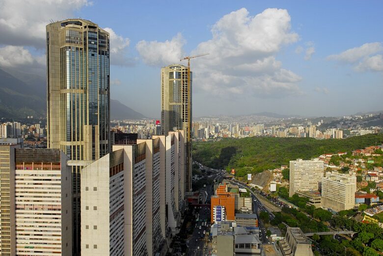 Venezuela retoma relaciones con el FMI y el Banco Mundial en 2026. Conoce el impacto del desbloqueo de US$ 5.000 millones en la economía regional.