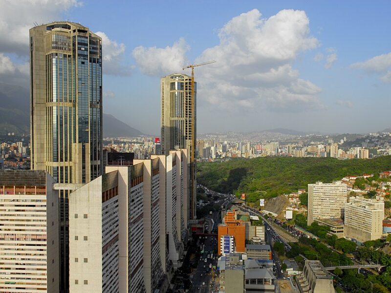 Venezuela retoma relaciones con el FMI y el Banco Mundial en 2026. Conoce el impacto del desbloqueo de US$ 5.000 millones en la economía regional.