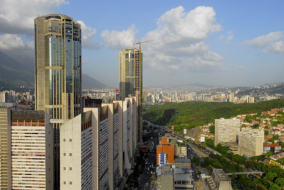 Venezuela retoma relaciones con el FMI y el Banco Mundial en 2026. Conoce el impacto del desbloqueo de US$ 5.000 millones en la economía regional.