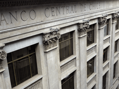 Dólar cae en Chile y abre debate: señales externas alivian el tipo de cambio, pero la economía local enciende alertas