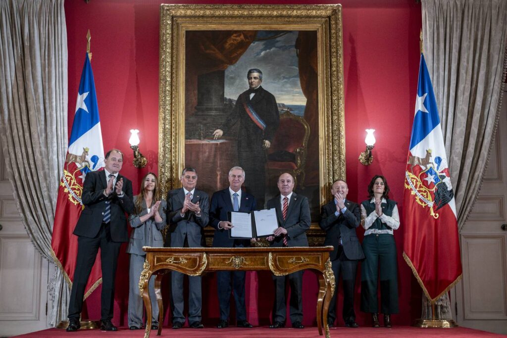 El gobierno presentó el Plan de Reconstrucción Nacional con más de 40 medidas para impulsar crecimiento, empleo y reconstrucción en Chile.