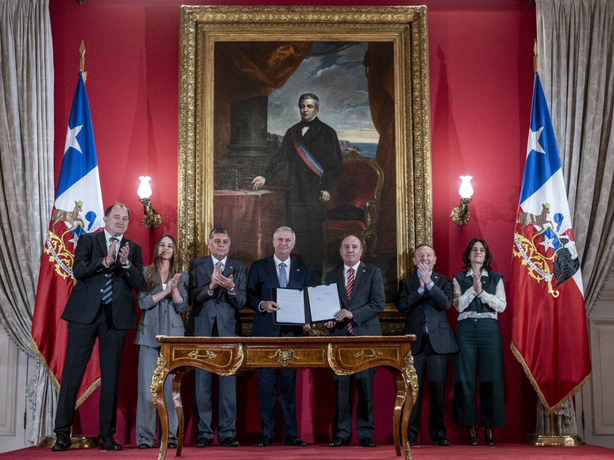 El gobierno presentó el Plan de Reconstrucción Nacional con más de 40 medidas para impulsar crecimiento, empleo y reconstrucción en Chile.