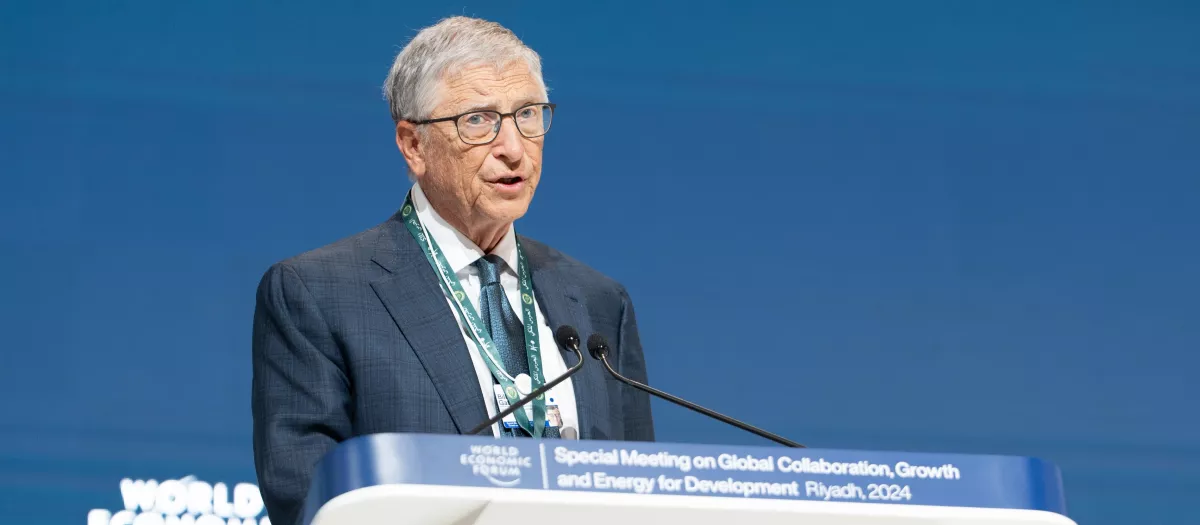 Bill Gates advierte que la IA cambiará el empleo durante la próxima década y obligará a trabajadores y empresas a prepararse.