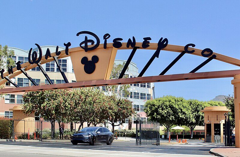 Disney apuesta por la tecnología, la inteligencia artificial y el streaming para recuperar fuerza tras enfrentar presión en sus ganancias.