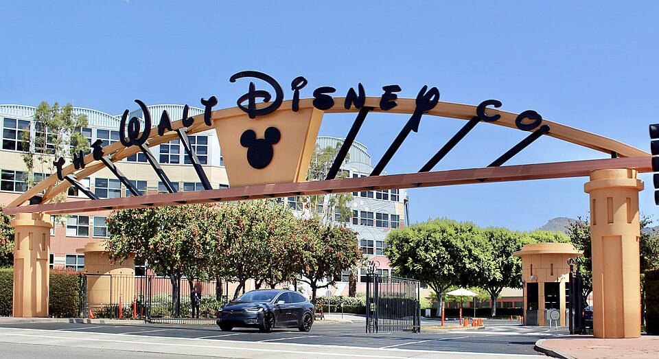 Disney apuesta por la tecnología, la inteligencia artificial y el streaming para recuperar fuerza tras enfrentar presión en sus ganancias.