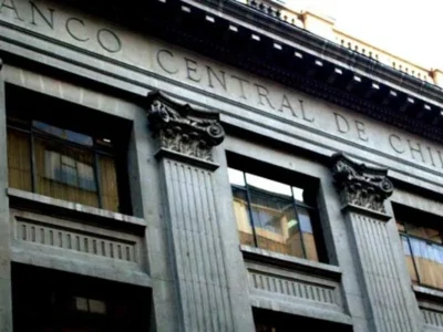 Dólar cae bajo los $900 y mercado mira con atención al cobre y la economía global