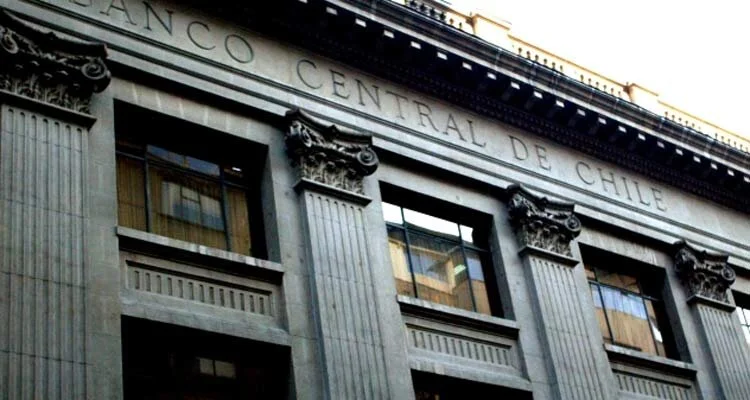 Dólar baja en Chile impulsado por cobre y expectativas sobre la FED. El mercado sigue atento al impacto en exportaciones y economía chilena.
