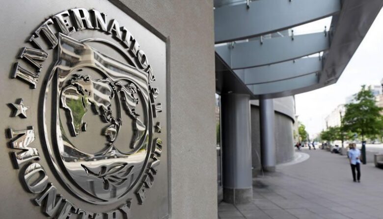 El FMI proyectó que Chile crecerá 2,2% en 2026 y advirtió riesgos fiscales por la reforma económica del Gobierno.