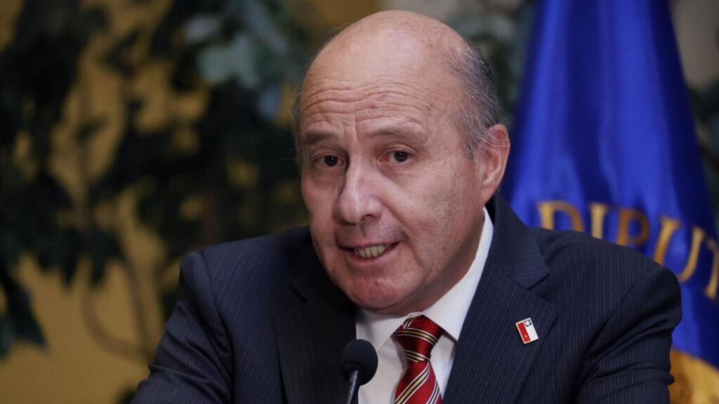 El Gobierno descartó una eventual alza de $35 en combustibles, mientras expertos advierten presión por petróleo caro y Mepco.