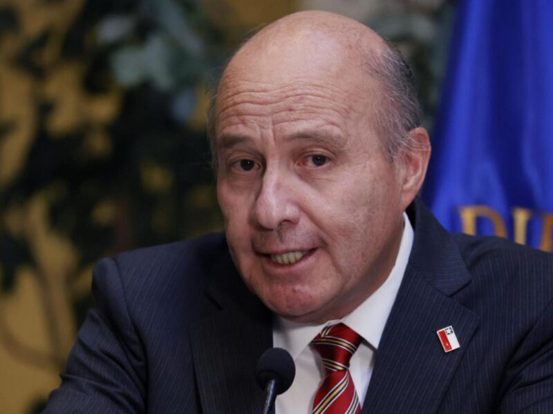 El Gobierno descartó una eventual alza de $35 en combustibles, mientras expertos advierten presión por petróleo caro y Mepco.