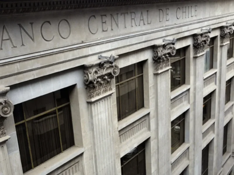 El Imacec de marzo cayó 0,1% y completó tres meses en rojo. La baja en bienes y agropecuario-silvícola preocupa al agro chileno.