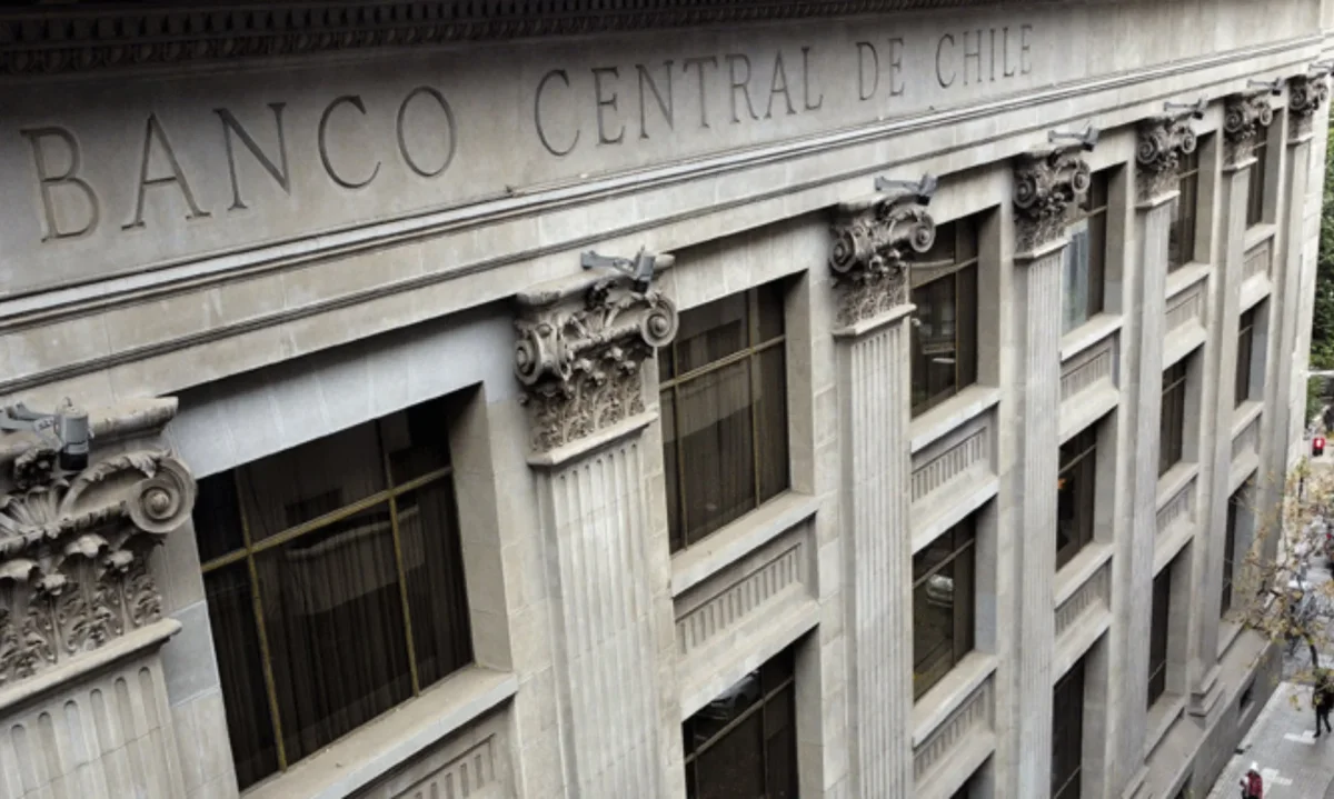El Imacec de marzo cayó 0,1% y completó tres meses en rojo. La baja en bienes y agropecuario-silvícola preocupa al agro chileno.