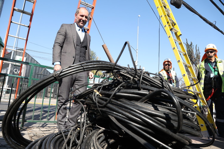 El retiro de cables en desuso contempla intervenir 66 mil puntos en 319 comunas para mejorar seguridad, conectividad y espacio público.