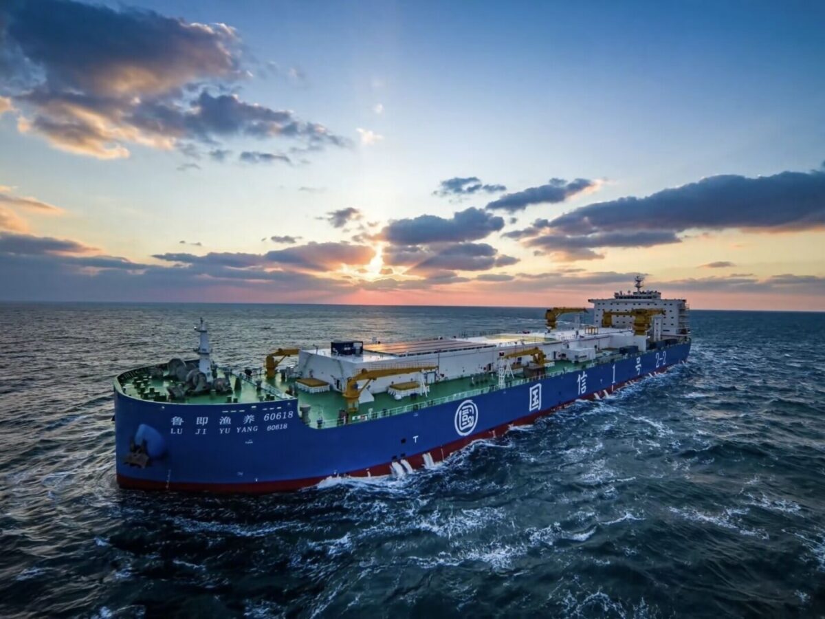 Un buque acuícola chino logró la primera cosecha comercial de salmón del Atlántico producido a bordo, marcando un hito mundial.
