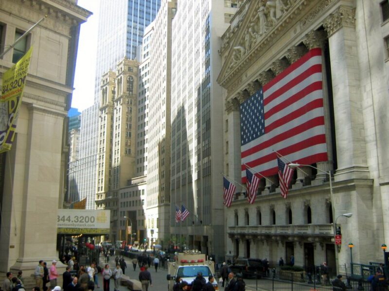 Wall Street cae y el petróleo vuelve a encender las alarmas globales
