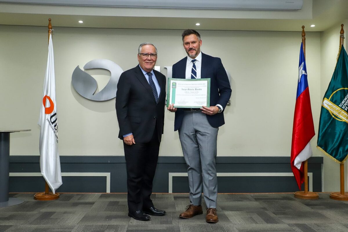 Ministro de Agricultura entrega el Premio Espiga de Oro del Colegio de Ingenieros Agrónomos de Chile a Cristián Matetic