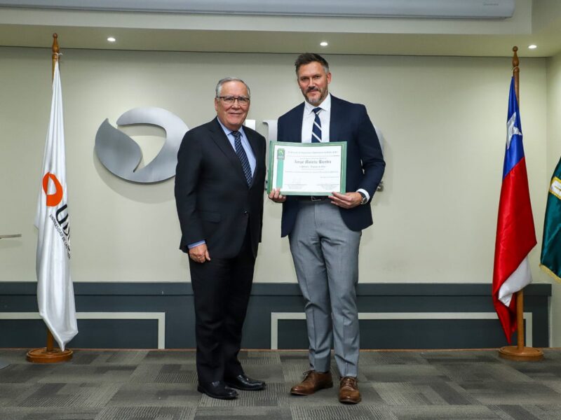Ministro de Agricultura entrega el Premio Espiga de Oro del Colegio de Ingenieros Agrónomos de Chile a Cristián Matetic