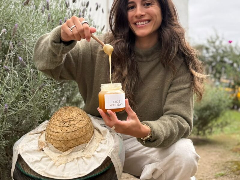 Guadalupe García: la coach y apicultora argentina que conecta el bienestar femenino con el cuidado de las abejas